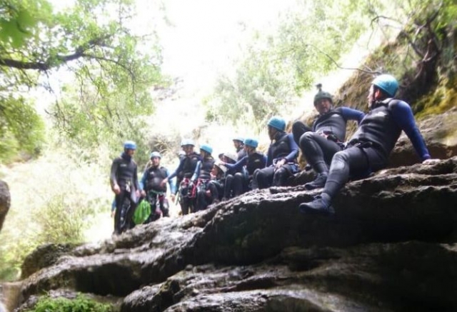 Sentados en las rocas escarpadas